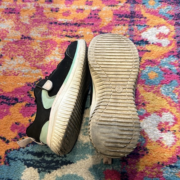 Sneakers - Picture 3 of 4